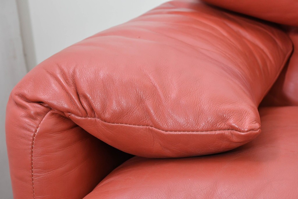 ヴィンテージ　リプロダクト品　Cassina(カッシーナ)　MARALUNGA(マラルンガ)　本革　視線を引き付ける赤レザーの3人掛けソファ　(R-086393)