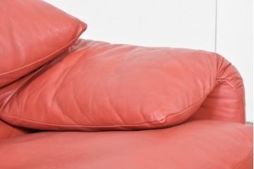 ヴィンテージ　リプロダクト品　Cassina(カッシーナ)　MARALUNGA(マラルンガ)　本革　視線を引き付ける赤レザーの3人掛けソファ　(R-086393)