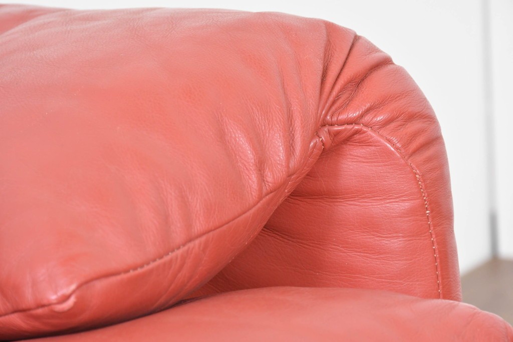 ヴィンテージ　リプロダクト品　Cassina(カッシーナ)　MARALUNGA(マラルンガ)　本革　視線を引き付ける赤レザーの3人掛けソファ　(R-086393)