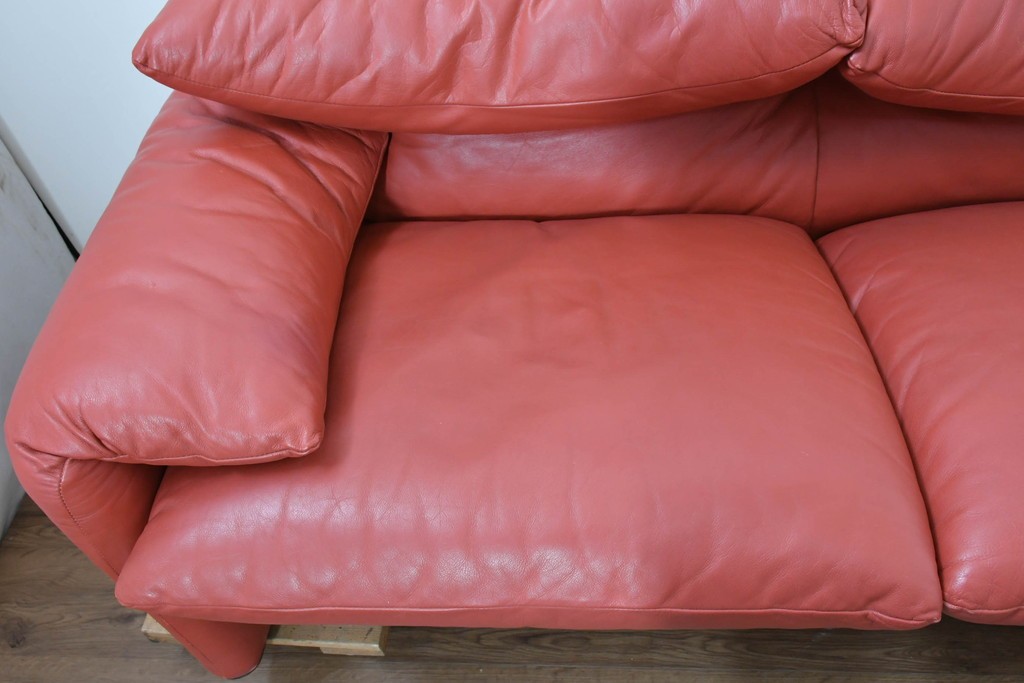 ヴィンテージ　リプロダクト品　Cassina(カッシーナ)　MARALUNGA(マラルンガ)　本革　視線を引き付ける赤レザーの3人掛けソファ　(R-086393)