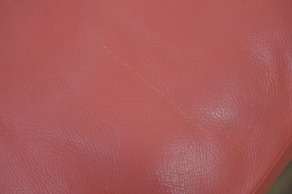 ヴィンテージ　リプロダクト品　Cassina(カッシーナ)　MARALUNGA(マラルンガ)　本革　視線を引き付ける赤レザーの3人掛けソファ　(R-086393)