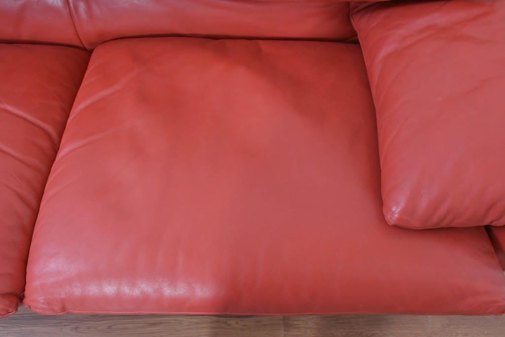 ヴィンテージ　リプロダクト品　Cassina(カッシーナ)　MARALUNGA(マラルンガ)　本革　視線を引き付ける赤レザーの3人掛けソファ　(R-086393)
