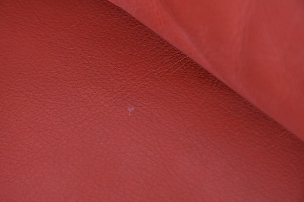 ヴィンテージ　リプロダクト品　Cassina(カッシーナ)　MARALUNGA(マラルンガ)　本革　視線を引き付ける赤レザーの3人掛けソファ　(R-086393)