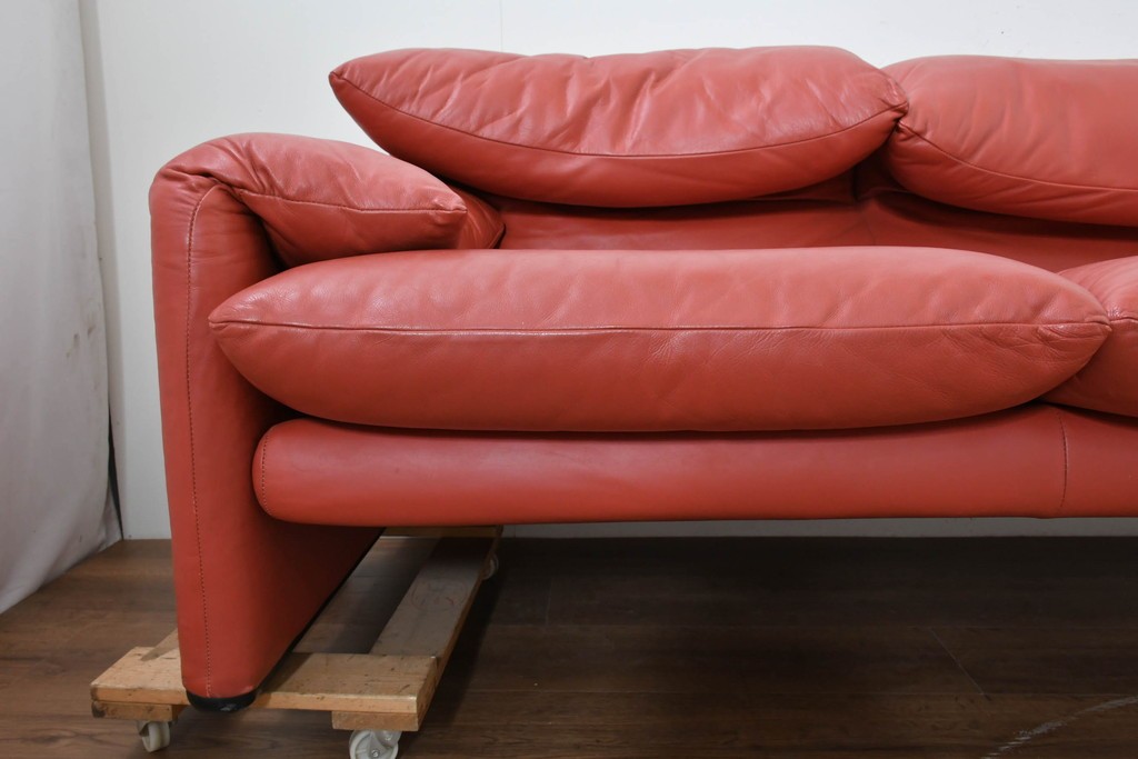 ヴィンテージ　リプロダクト品　Cassina(カッシーナ)　MARALUNGA(マラルンガ)　本革　視線を引き付ける赤レザーの3人掛けソファ　(R-086393)