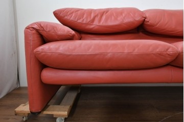 ヴィンテージ　リプロダクト品　Cassina(カッシーナ)　MARALUNGA(マラルンガ)　本革　視線を引き付ける赤レザーの3人掛けソファ　(R-086393)