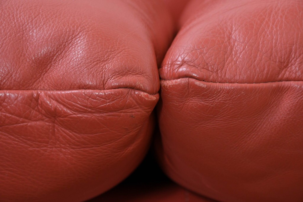 ヴィンテージ　リプロダクト品　Cassina(カッシーナ)　MARALUNGA(マラルンガ)　本革　視線を引き付ける赤レザーの3人掛けソファ　(R-086393)