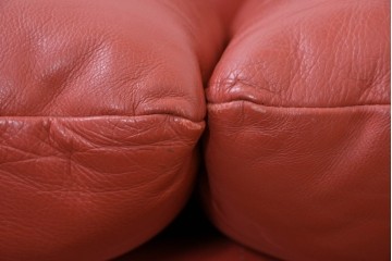 ヴィンテージ　リプロダクト品　Cassina(カッシーナ)　MARALUNGA(マラルンガ)　本革　視線を引き付ける赤レザーの3人掛けソファ　(R-086393)