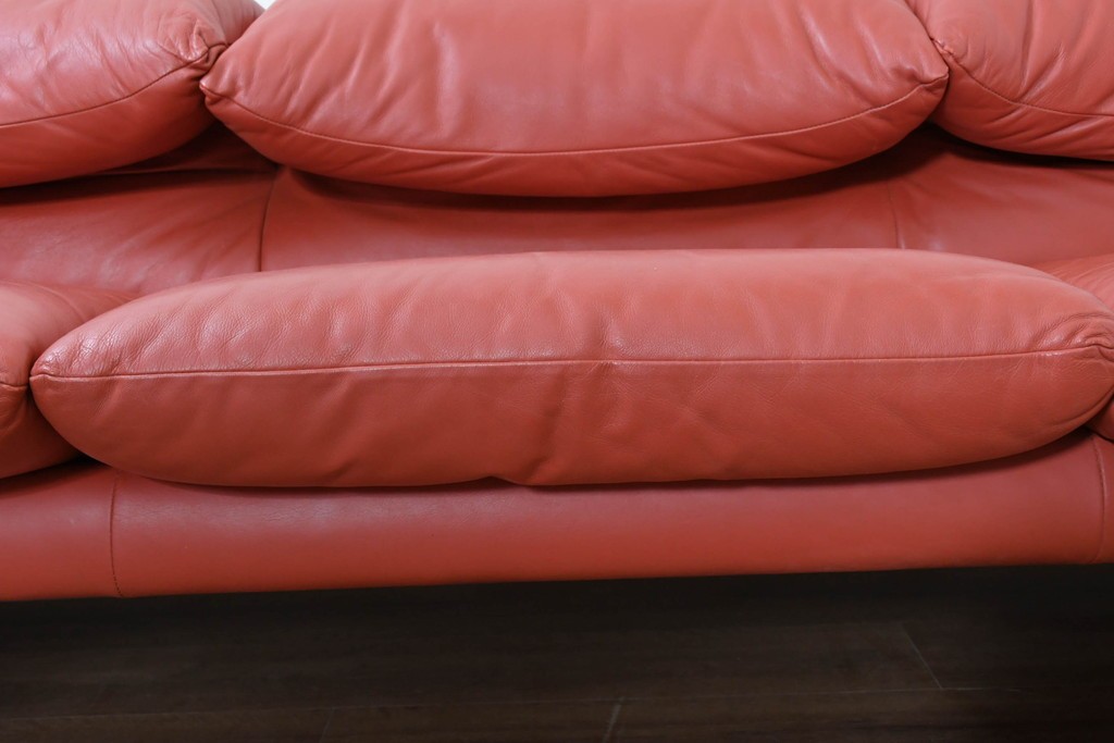 ヴィンテージ　リプロダクト品　Cassina(カッシーナ)　MARALUNGA(マラルンガ)　本革　視線を引き付ける赤レザーの3人掛けソファ　(R-086393)