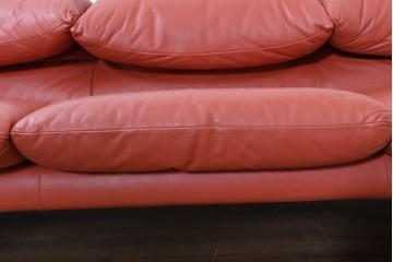 ヴィンテージ　リプロダクト品　Cassina(カッシーナ)　MARALUNGA(マラルンガ)　本革　視線を引き付ける赤レザーの3人掛けソファ　(R-086393)