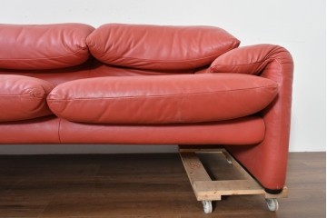 ヴィンテージ　リプロダクト品　Cassina(カッシーナ)　MARALUNGA(マラルンガ)　本革　視線を引き付ける赤レザーの3人掛けソファ　(R-086393)