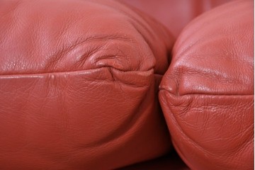 ヴィンテージ　リプロダクト品　Cassina(カッシーナ)　MARALUNGA(マラルンガ)　本革　視線を引き付ける赤レザーの3人掛けソファ　(R-086393)