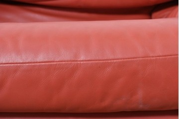 ヴィンテージ　リプロダクト品　Cassina(カッシーナ)　MARALUNGA(マラルンガ)　本革　視線を引き付ける赤レザーの3人掛けソファ　(R-086393)