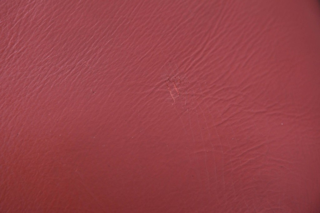 ヴィンテージ　リプロダクト品　Cassina(カッシーナ)　MARALUNGA(マラルンガ)　本革　視線を引き付ける赤レザーの3人掛けソファ　(R-086393)