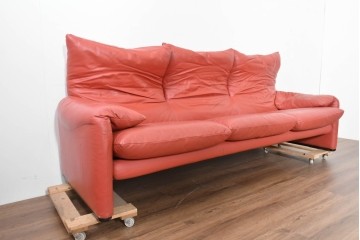 ヴィンテージ　リプロダクト品　Cassina(カッシーナ)　MARALUNGA(マラルンガ)　本革　視線を引き付ける赤レザーの3人掛けソファ　(R-086393)