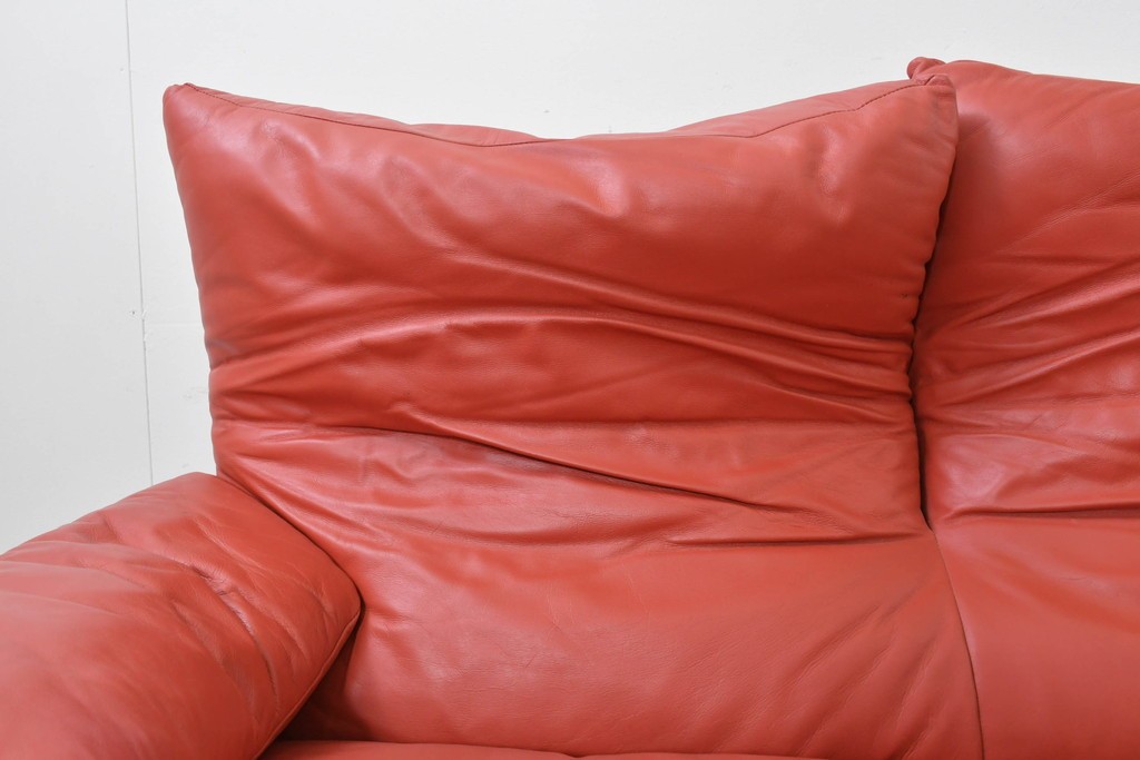 ヴィンテージ　リプロダクト品　Cassina(カッシーナ)　MARALUNGA(マラルンガ)　本革　視線を引き付ける赤レザーの3人掛けソファ　(R-086393)