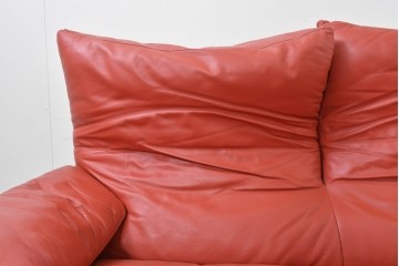 ヴィンテージ　リプロダクト品　Cassina(カッシーナ)　MARALUNGA(マラルンガ)　本革　視線を引き付ける赤レザーの3人掛けソファ　(R-086393)