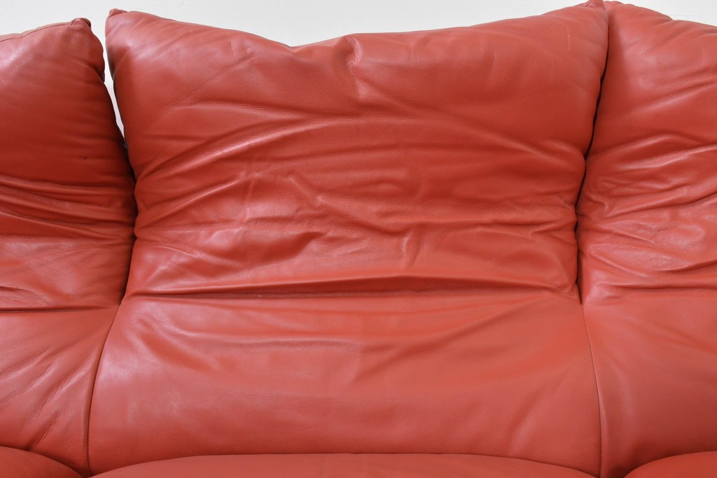 ヴィンテージ　リプロダクト品　Cassina(カッシーナ)　MARALUNGA(マラルンガ)　本革　視線を引き付ける赤レザーの3人掛けソファ　(R-086393)