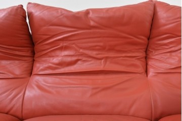 ヴィンテージ　リプロダクト品　Cassina(カッシーナ)　MARALUNGA(マラルンガ)　本革　視線を引き付ける赤レザーの3人掛けソファ　(R-086393)