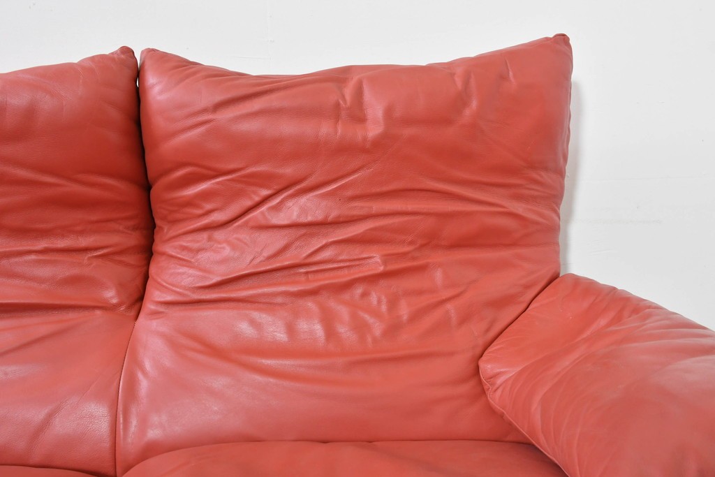 ヴィンテージ　リプロダクト品　Cassina(カッシーナ)　MARALUNGA(マラルンガ)　本革　視線を引き付ける赤レザーの3人掛けソファ　(R-086393)