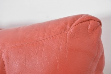 ヴィンテージ　リプロダクト品　Cassina(カッシーナ)　MARALUNGA(マラルンガ)　本革　視線を引き付ける赤レザーの3人掛けソファ　(R-086393)