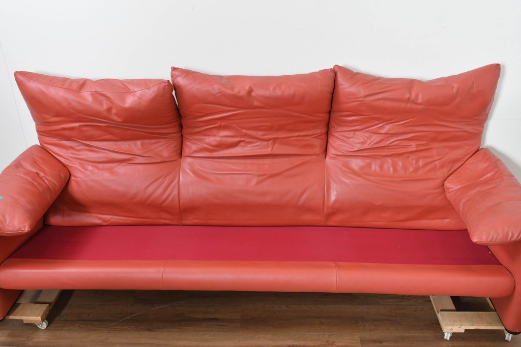 ヴィンテージ　リプロダクト品　Cassina(カッシーナ)　MARALUNGA(マラルンガ)　本革　視線を引き付ける赤レザーの3人掛けソファ　(R-086393)