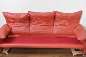 ヴィンテージ　リプロダクト品　Cassina(カッシーナ)　MARALUNGA(マラルンガ)　本革　視線を引き付ける赤レザーの3人掛けソファ　(R-086393)