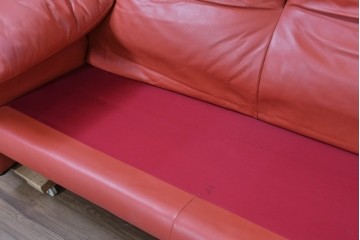 ヴィンテージ　リプロダクト品　Cassina(カッシーナ)　MARALUNGA(マラルンガ)　本革　視線を引き付ける赤レザーの3人掛けソファ　(R-086393)