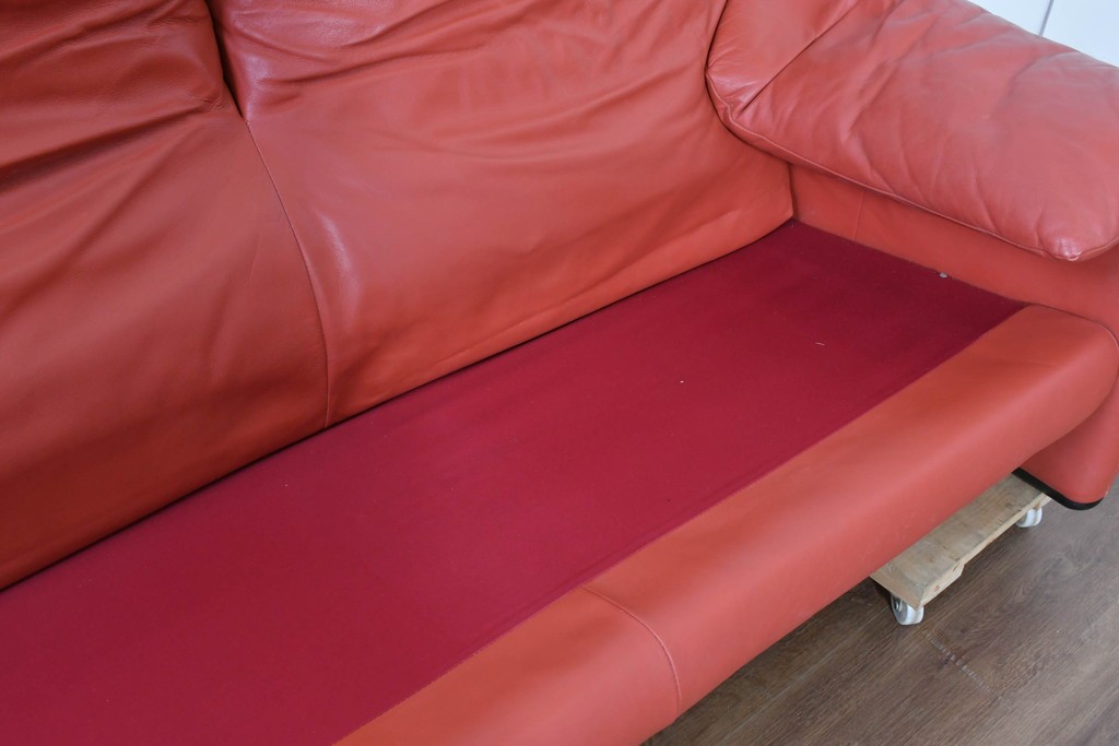 ヴィンテージ　リプロダクト品　Cassina(カッシーナ)　MARALUNGA(マラルンガ)　本革　視線を引き付ける赤レザーの3人掛けソファ　(R-086393)