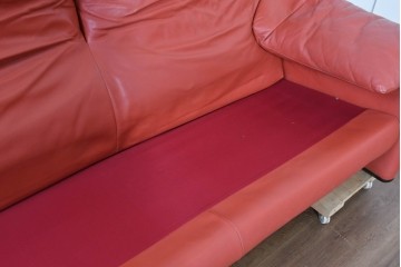 ヴィンテージ　リプロダクト品　Cassina(カッシーナ)　MARALUNGA(マラルンガ)　本革　視線を引き付ける赤レザーの3人掛けソファ　(R-086393)