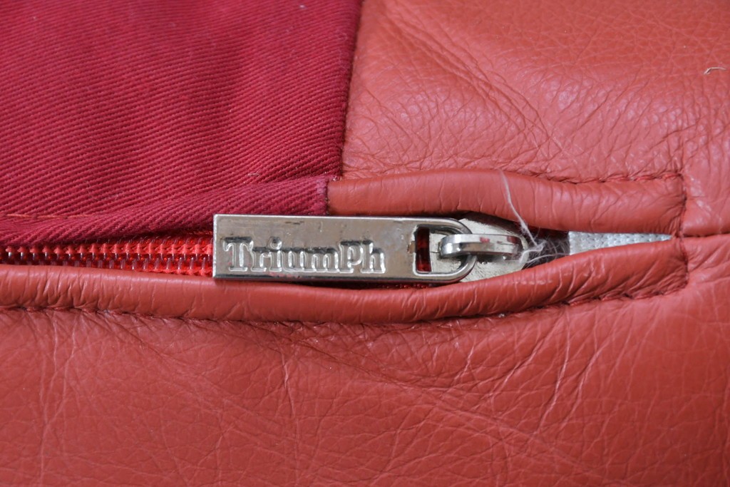 ヴィンテージ　リプロダクト品　Cassina(カッシーナ)　MARALUNGA(マラルンガ)　本革　視線を引き付ける赤レザーの3人掛けソファ　(R-086393)