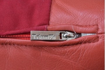 ヴィンテージ　リプロダクト品　Cassina(カッシーナ)　MARALUNGA(マラルンガ)　本革　視線を引き付ける赤レザーの3人掛けソファ　(R-086393)