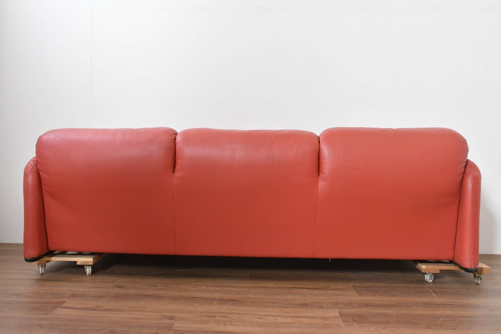 ヴィンテージ　リプロダクト品　Cassina(カッシーナ)　MARALUNGA(マラルンガ)　本革　視線を引き付ける赤レザーの3人掛けソファ　(R-086393)