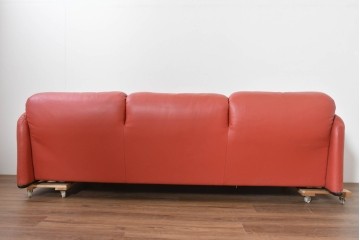 ヴィンテージ　リプロダクト品　Cassina(カッシーナ)　MARALUNGA(マラルンガ)　本革　視線を引き付ける赤レザーの3人掛けソファ　(R-086393)