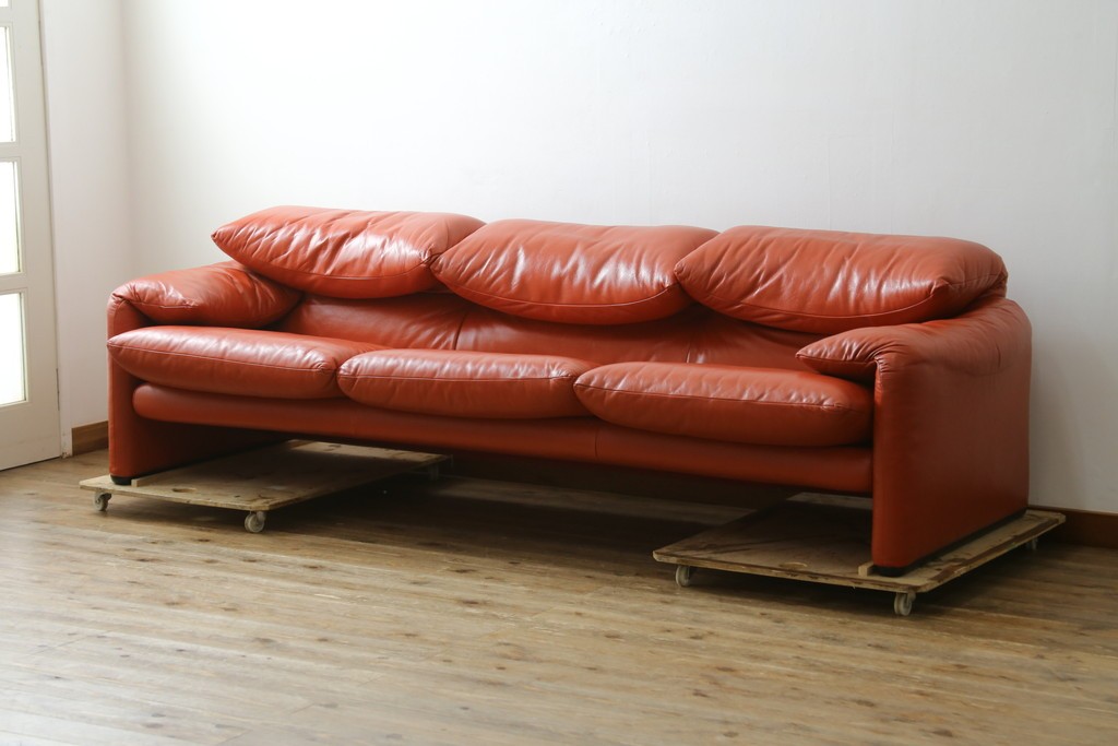 ヴィンテージ　リプロダクト品　Cassina(カッシーナ)　MARALUNGA(マラルンガ)　本革　視線を引き付ける赤レザーの3人掛けソファ　(R-086393)