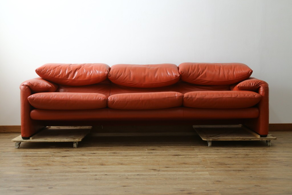 ヴィンテージ　リプロダクト品　Cassina(カッシーナ)　MARALUNGA(マラルンガ)　本革　視線を引き付ける赤レザーの3人掛けソファ　(R-086393)