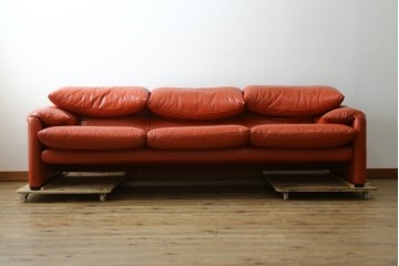 ヴィンテージ　リプロダクト品　Cassina(カッシーナ)　MARALUNGA(マラルンガ)　本革　視線を引き付ける赤レザーの3人掛けソファ　(R-086393)