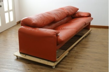 ヴィンテージ　リプロダクト品　Cassina(カッシーナ)　MARALUNGA(マラルンガ)　本革　視線を引き付ける赤レザーの3人掛けソファ　(R-086393)