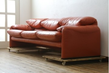ヴィンテージ　リプロダクト品　Cassina(カッシーナ)　MARALUNGA(マラルンガ)　本革　視線を引き付ける赤レザーの3人掛けソファ　(R-086393)