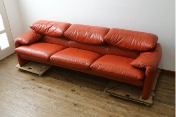 ヴィンテージ　リプロダクト品　Cassina(カッシーナ)　MARALUNGA(マラルンガ)　本革　視線を引き付ける赤レザーの3人掛けソファ　(R-086393)