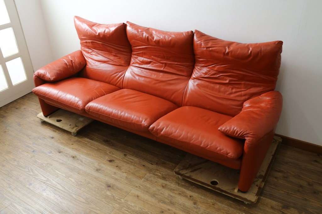 ヴィンテージ　リプロダクト品　Cassina(カッシーナ)　MARALUNGA(マラルンガ)　本革　視線を引き付ける赤レザーの3人掛けソファ　(R-086393)