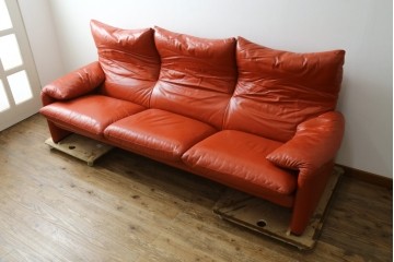 ヴィンテージ　リプロダクト品　Cassina(カッシーナ)　MARALUNGA(マラルンガ)　本革　視線を引き付ける赤レザーの3人掛けソファ　(R-086393)