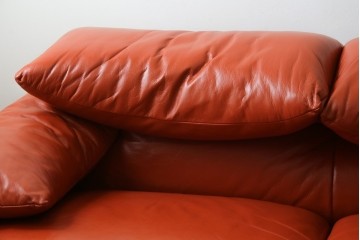 ヴィンテージ　リプロダクト品　Cassina(カッシーナ)　MARALUNGA(マラルンガ)　本革　視線を引き付ける赤レザーの3人掛けソファ　(R-086393)