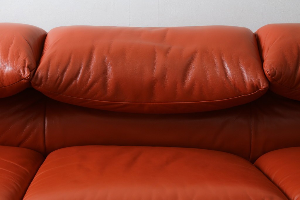ヴィンテージ　リプロダクト品　Cassina(カッシーナ)　MARALUNGA(マラルンガ)　本革　視線を引き付ける赤レザーの3人掛けソファ　(R-086393)