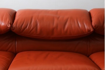 ヴィンテージ　リプロダクト品　Cassina(カッシーナ)　MARALUNGA(マラルンガ)　本革　視線を引き付ける赤レザーの3人掛けソファ　(R-086393)