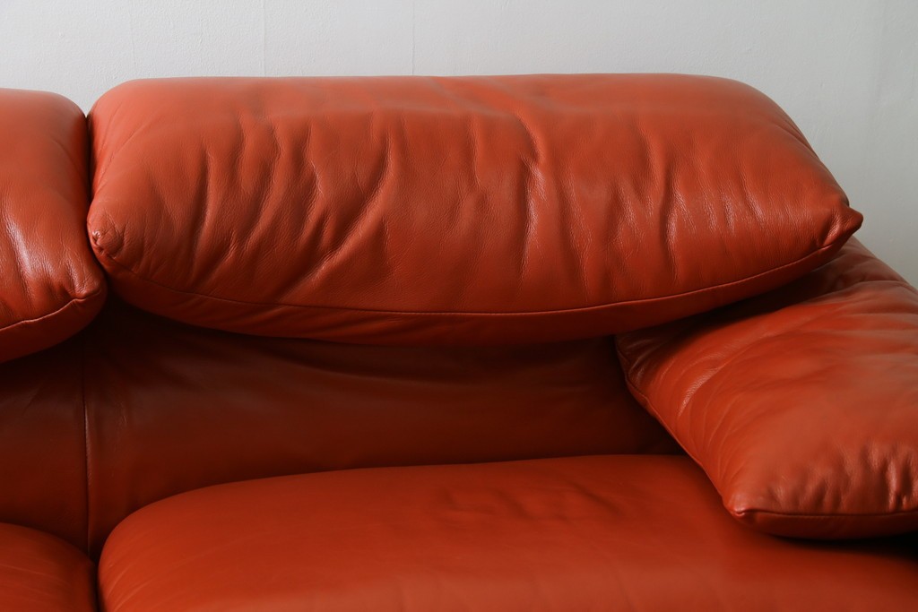 ヴィンテージ　リプロダクト品　Cassina(カッシーナ)　MARALUNGA(マラルンガ)　本革　視線を引き付ける赤レザーの3人掛けソファ　(R-086393)