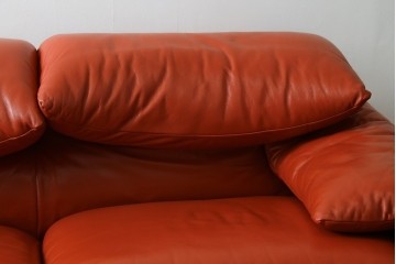 ヴィンテージ　リプロダクト品　Cassina(カッシーナ)　MARALUNGA(マラルンガ)　本革　視線を引き付ける赤レザーの3人掛けソファ　(R-086393)