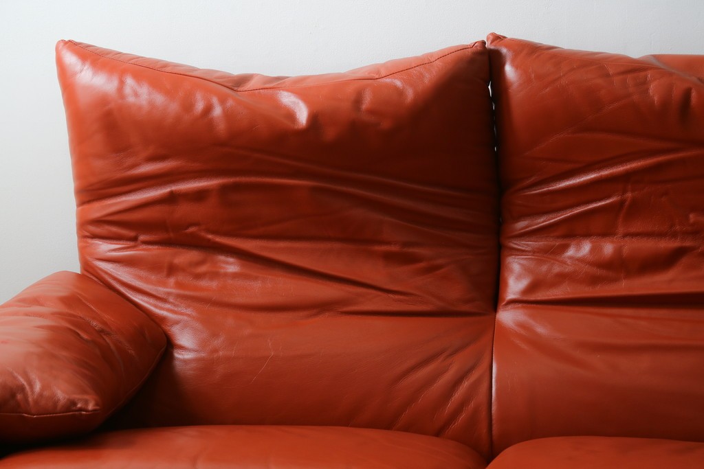ヴィンテージ　リプロダクト品　Cassina(カッシーナ)　MARALUNGA(マラルンガ)　本革　視線を引き付ける赤レザーの3人掛けソファ　(R-086393)