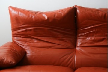 ヴィンテージ　リプロダクト品　Cassina(カッシーナ)　MARALUNGA(マラルンガ)　本革　視線を引き付ける赤レザーの3人掛けソファ　(R-086393)