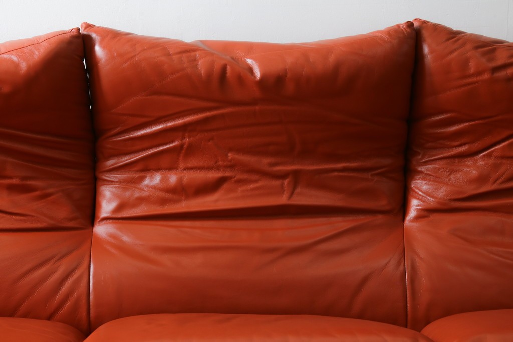 ヴィンテージ　リプロダクト品　Cassina(カッシーナ)　MARALUNGA(マラルンガ)　本革　視線を引き付ける赤レザーの3人掛けソファ　(R-086393)
