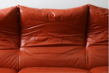ヴィンテージ　リプロダクト品　Cassina(カッシーナ)　MARALUNGA(マラルンガ)　本革　視線を引き付ける赤レザーの3人掛けソファ　(R-086393)